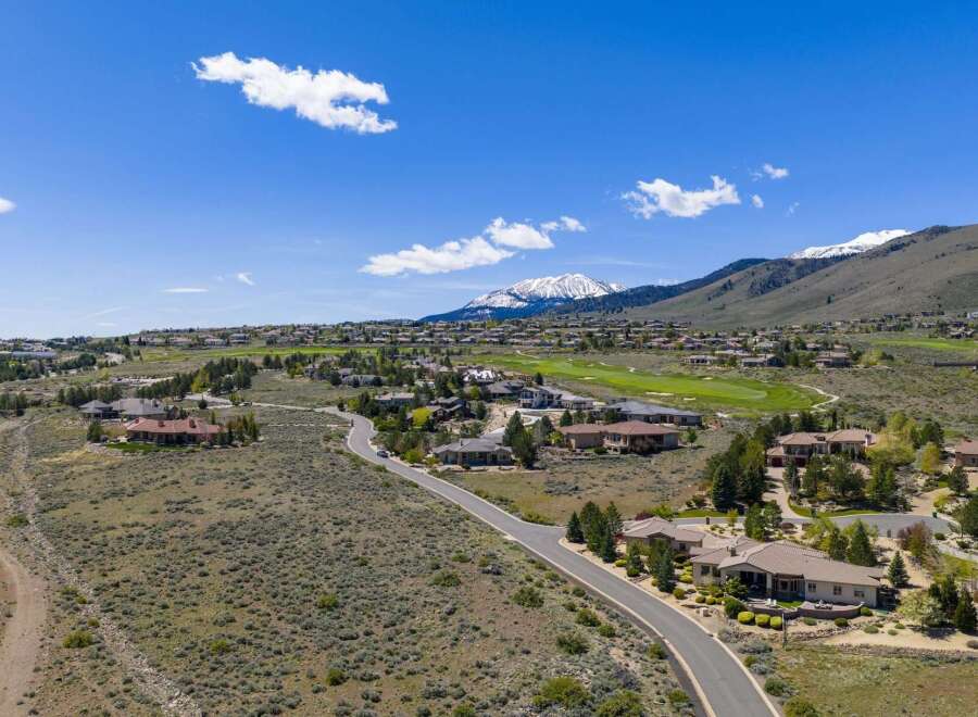 Discover luxury living in this stunning property nestled in a picturesque landscape.