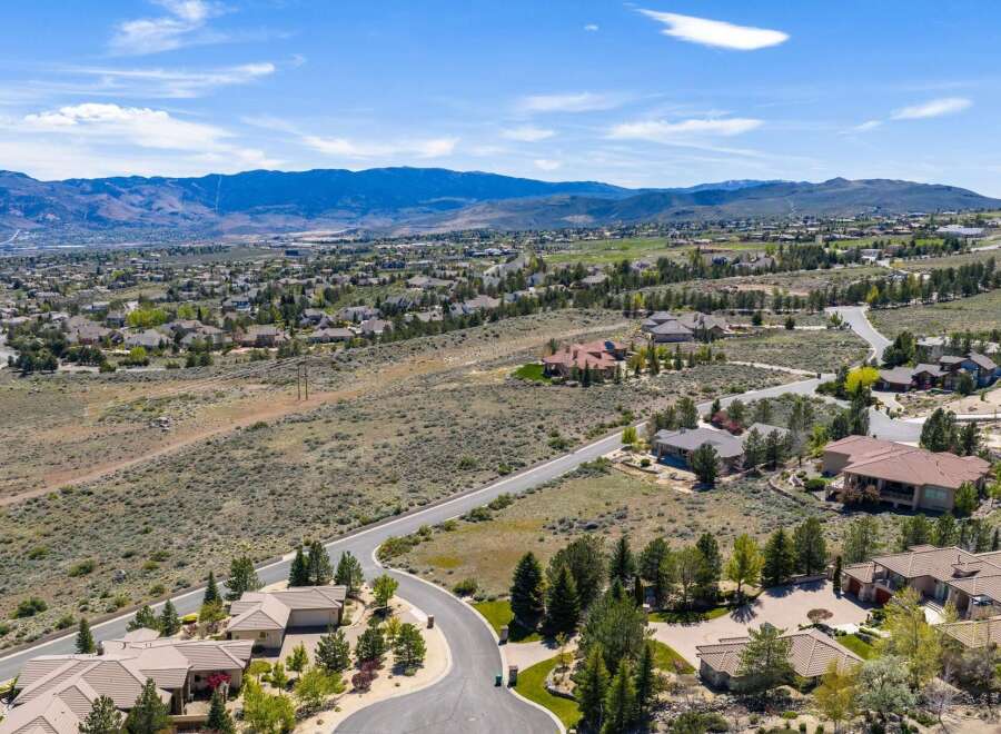 Discover luxury living in this stunning property, boasting breathtaking views and a prime location.