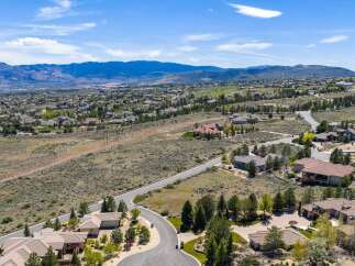 Discover luxury living in this stunning property, boasting breathtaking views and a prime location.