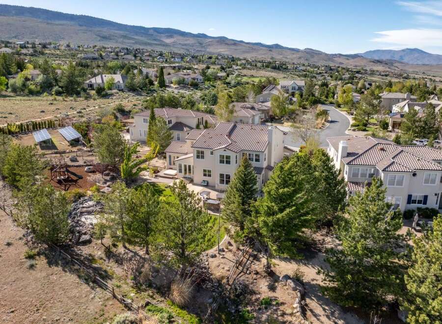 Discover luxury living in this stunning property, boasting a spacious layout and exquisite design.