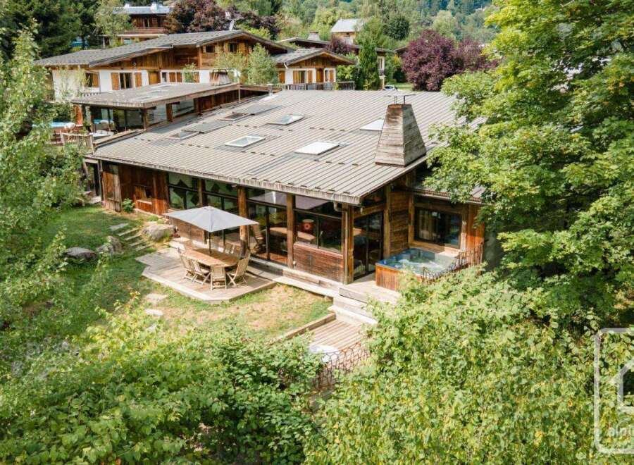 Discover a stunning chalet nestled in a serene natural setting, perfect for a luxurious getaway.
