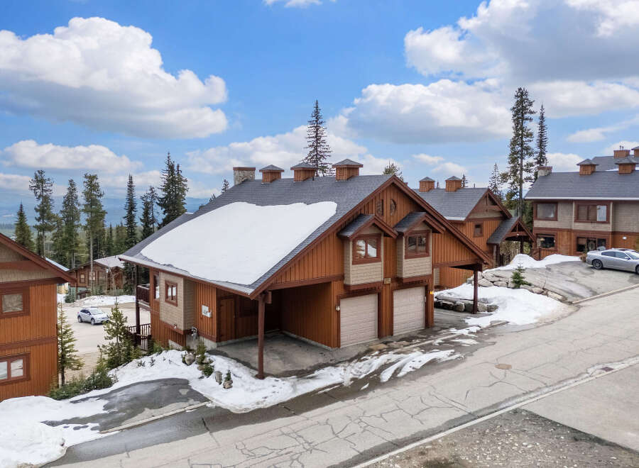 Discover a stunning mountain retreat with this beautiful property.