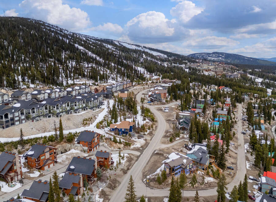 Discover a stunning mountain retreat with this beautiful property, featuring a blend of modern design and natural surroundings.
