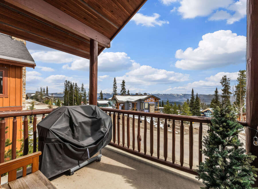 Enjoy breathtaking mountain views from this stunning property.