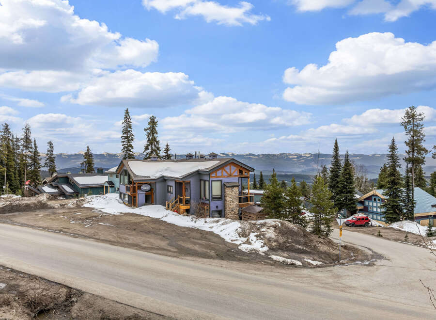 Discover the charm of this stunning mountain chalet, perfectly situated for breathtaking views and outdoor adventures.