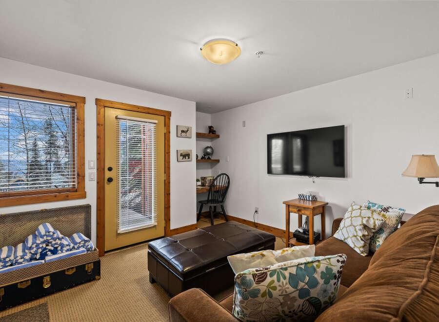 Step into this cozy living space, perfect for relaxation and entertainment.