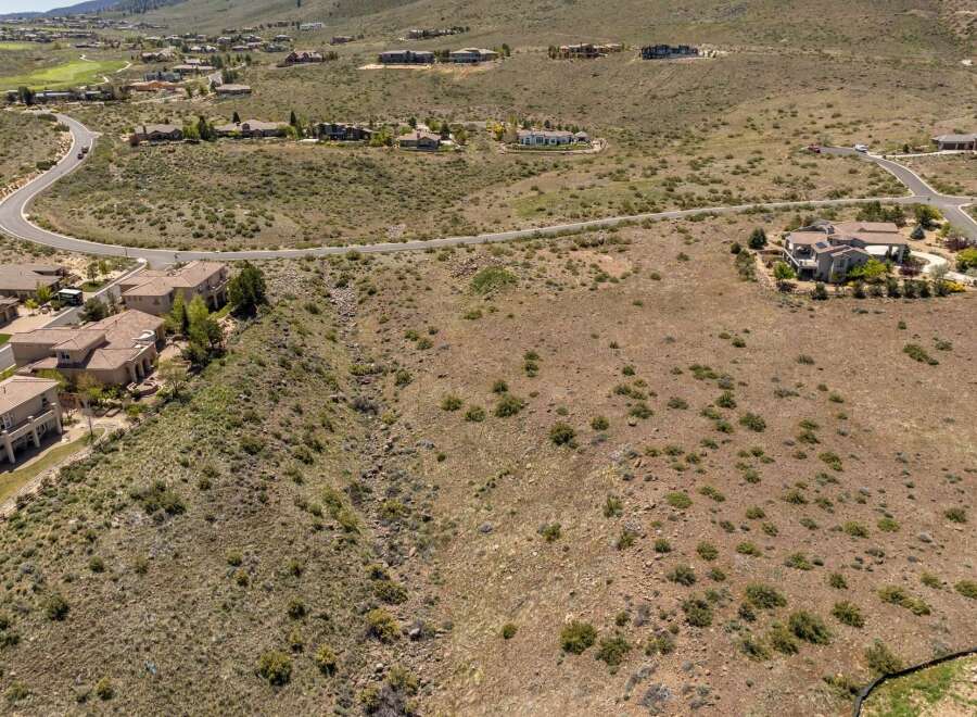 Discover the potential of this stunning property, offering a prime location with breathtaking views.