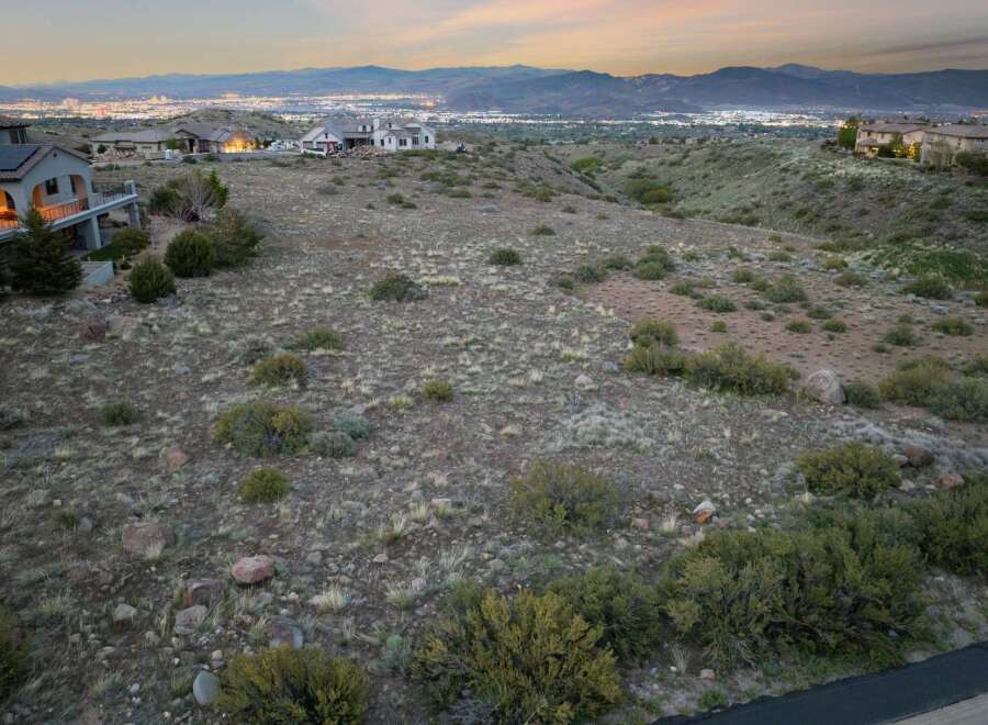 Discover the potential of this stunning property, offering breathtaking views and a prime location.