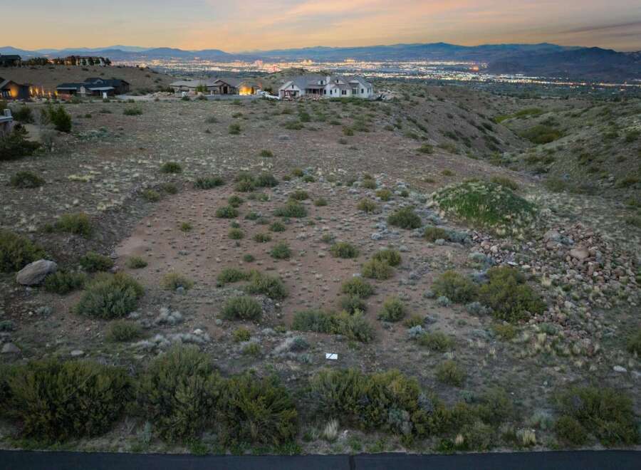 Discover the potential of this stunning property, offering breathtaking views and a prime location.