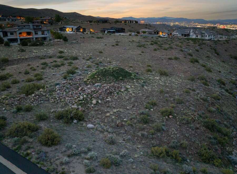 Discover the potential of this stunning property, offering breathtaking views and a prime location.