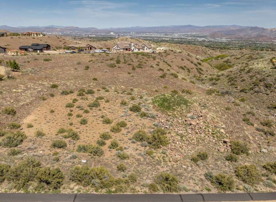 Discover the potential of this stunning property, offering breathtaking views and a prime location.