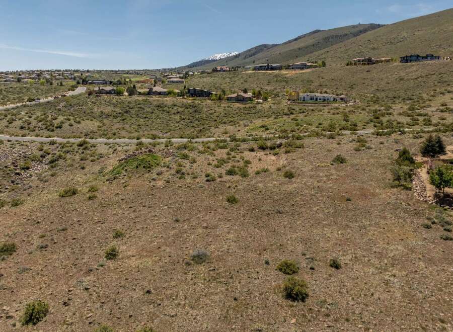 Discover the allure of this stunning property, nestled in a picturesque landscape.