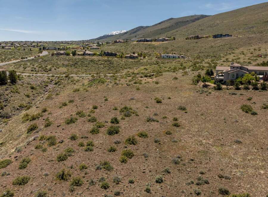 Discover the potential of this stunning property, offering breathtaking views and a prime location.