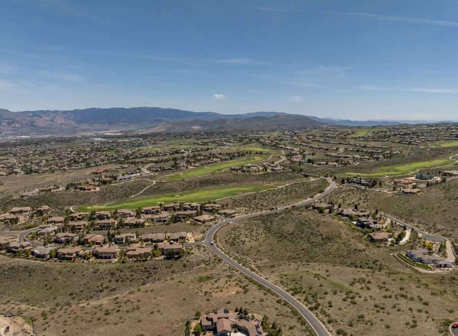 Discover luxury living in this stunning property, boasting breathtaking views and a prime location.