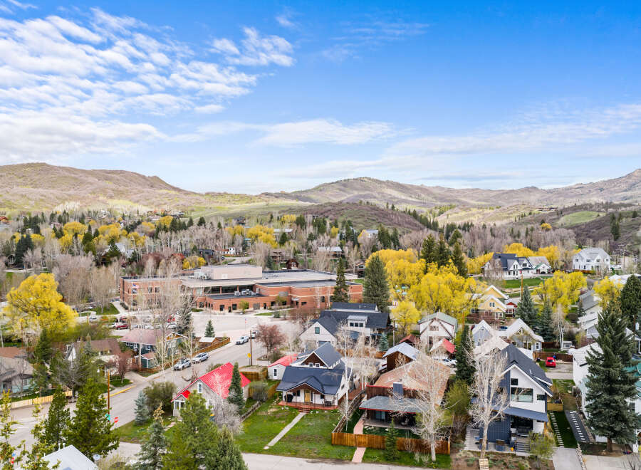 Discover the charm of this picturesque neighborhood nestled amidst stunning mountain views.