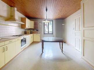 Discover this charming kitchen with a warm, inviting atmosphere.