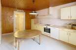 Discover this charming kitchen with a warm and inviting atmosphere.