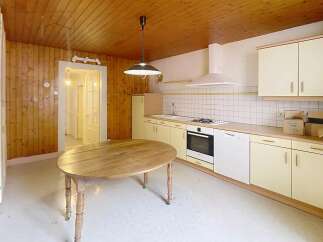 Discover this charming kitchen with a warm and inviting atmosphere.