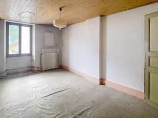 Discover the potential of this charming property! This space features a cozy atmosphere with a wooden ceiling and a large window.