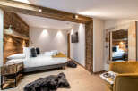 This luxurious bedroom boasts a rustic yet modern design, perfect for a relaxing retreat.
