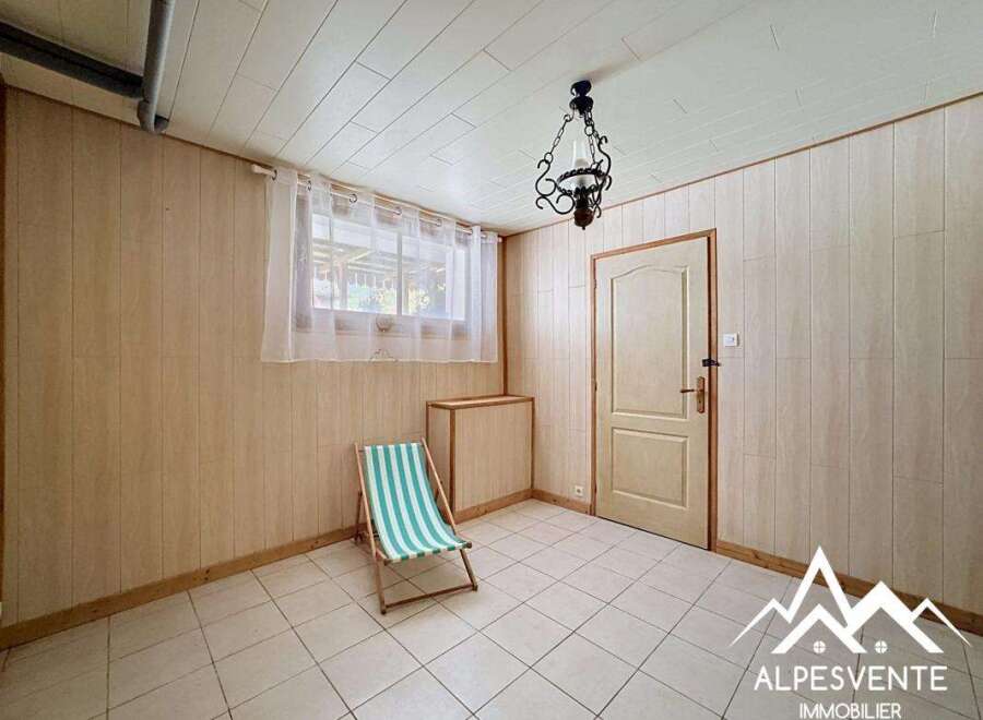 Discover this charming property featuring a cozy interior and a unique design.