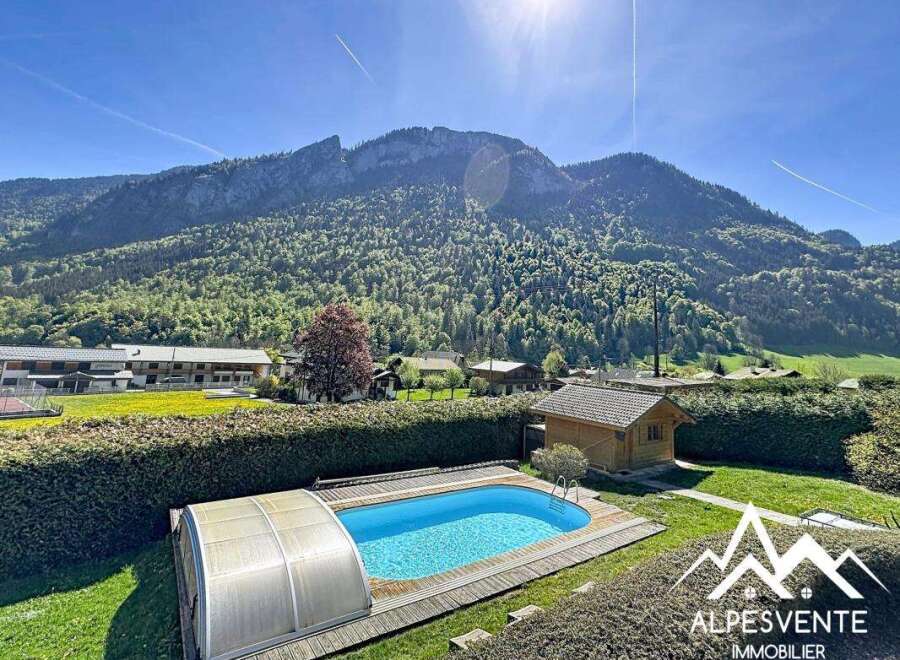 Discover your dream home with this stunning property! Featuring a private pool and breathtaking mountain views, this residence offers the perfect blend of luxury and tranquility.
