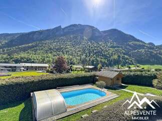 Discover your dream home with this stunning property! Featuring a private pool and breathtaking mountain views, this residence offers the perfect blend of luxury and tranquility.