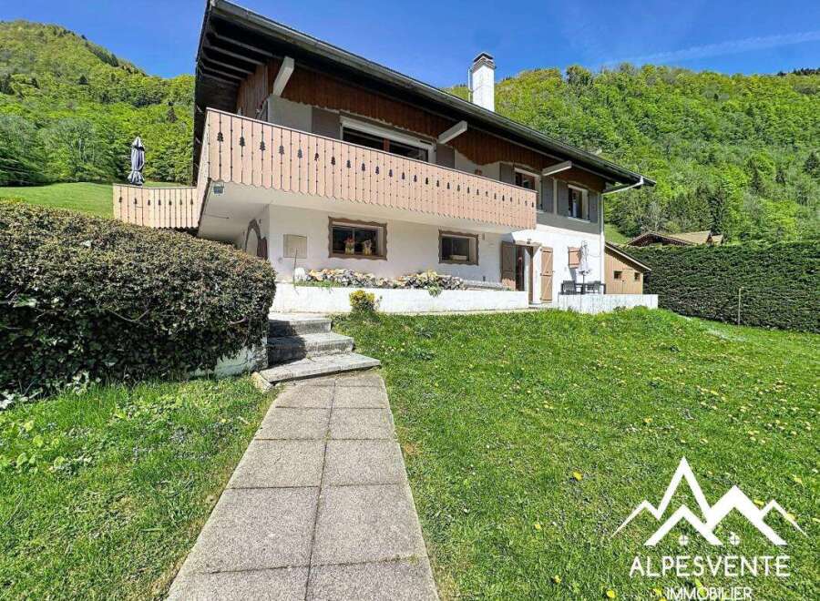 Discover this charming property nestled in a picturesque setting, offering a perfect blend of comfort and natural beauty.