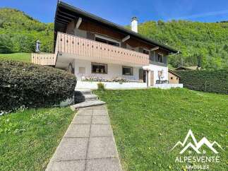 Discover this charming property nestled in a picturesque setting, offering a perfect blend of comfort and natural beauty.
