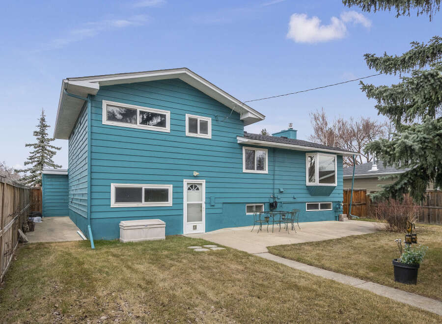 This stunning property boasts a vibrant teal exterior, offering a unique curb appeal.