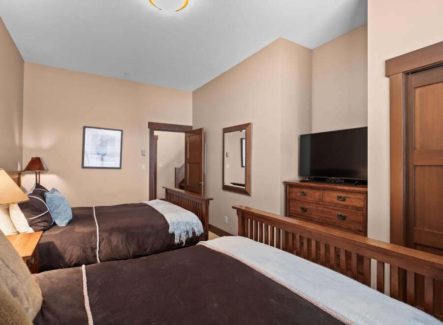 This inviting bedroom features two comfortable beds, perfect for guests or a relaxing retreat.