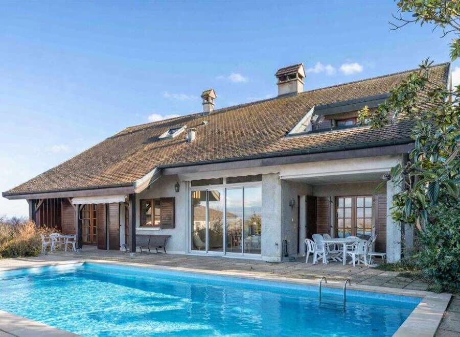 Discover your dream home with this stunning property! Featuring a beautiful pool, this house offers the perfect blend of luxury and comfort.