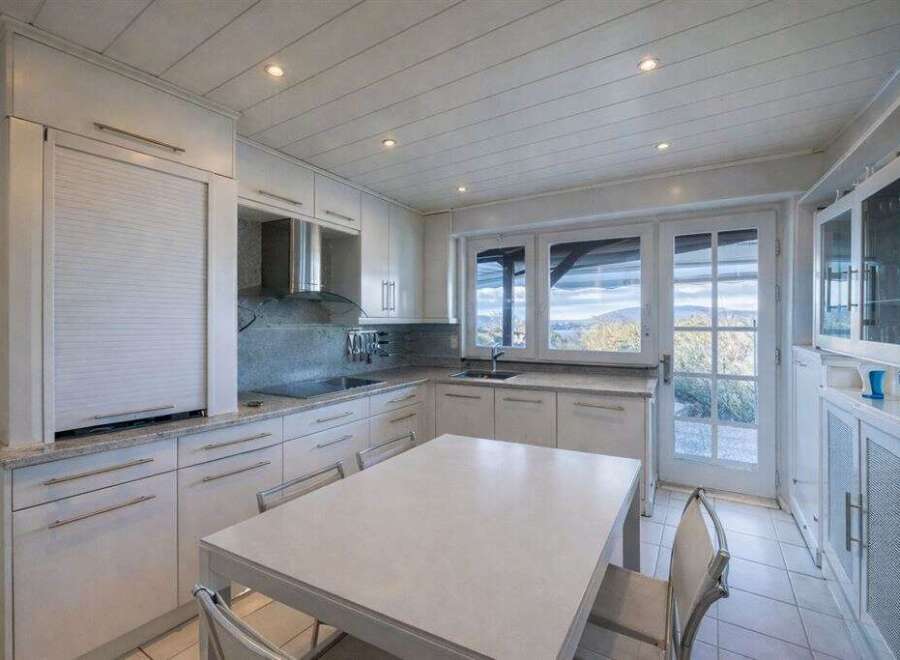 This stunning kitchen boasts a bright and airy design, perfect for culinary enthusiasts.