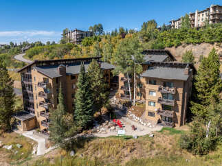 Discover luxury living in this stunning property nestled in a picturesque mountain setting.