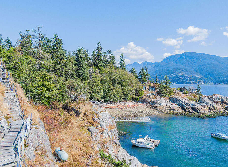 Discover a stunning waterfront property with breathtaking views.