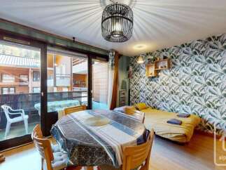 Discover this charming property featuring a cozy dining area and a comfortable sleeping space.