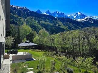 Experience luxury living with breathtaking mountain views in this stunning property.