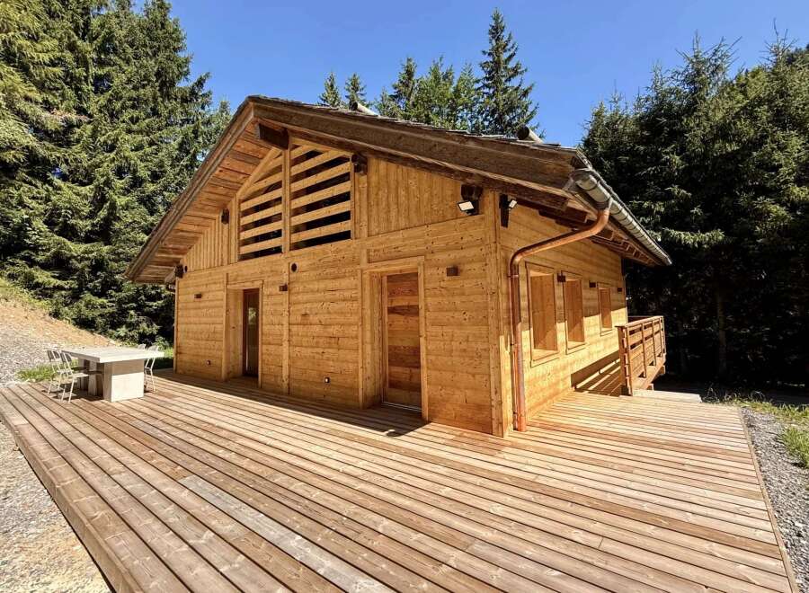 Discover a stunning wooden cabin nestled in a serene natural setting.