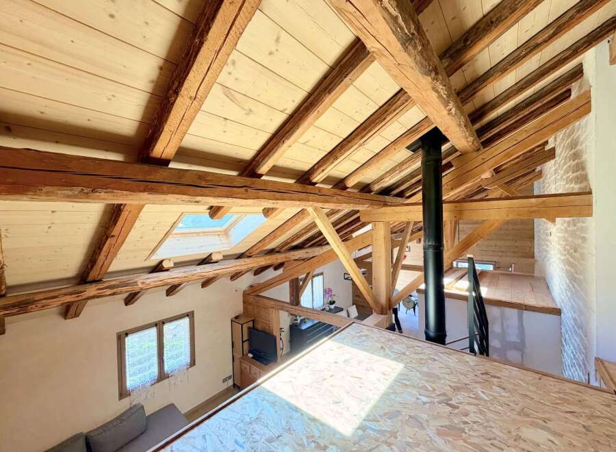 Discover the charm of this unique property featuring exposed wooden beams and a stunning vaulted ceiling.