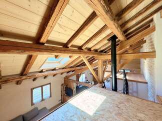 Discover the charm of this unique property featuring exposed wooden beams and a stunning vaulted ceiling.