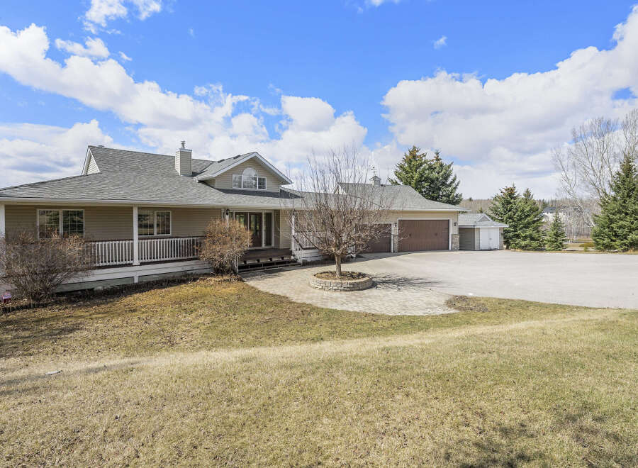 This stunning property boasts a spacious layout with a beautiful exterior.