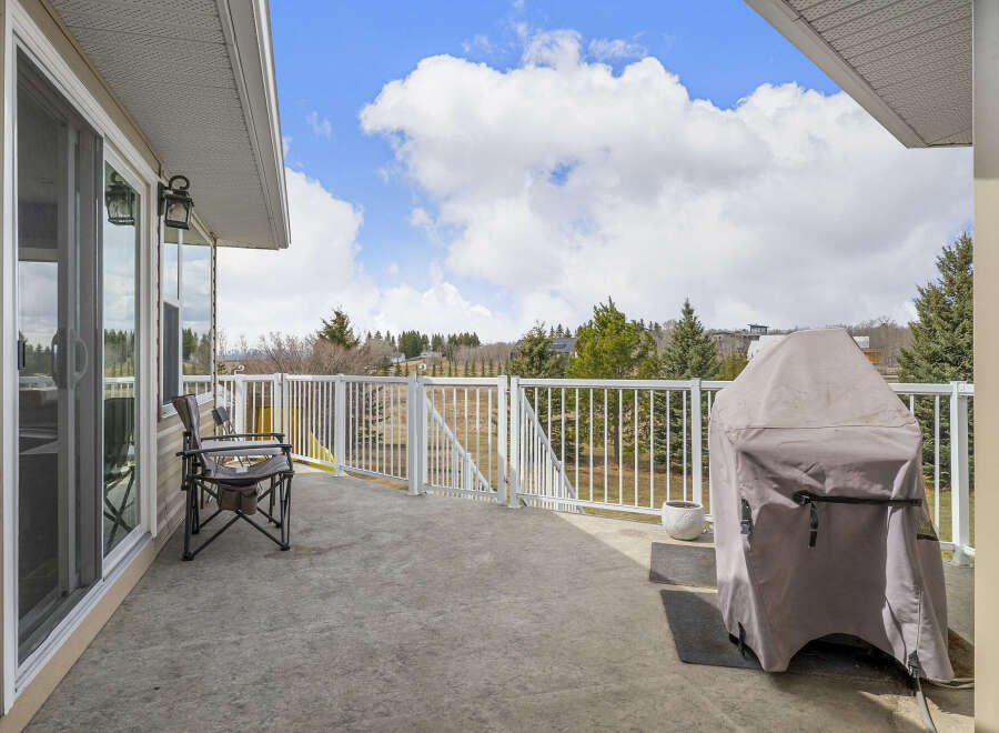 Enjoy the outdoors from this beautiful deck! This property features a spacious deck, perfect for entertaining or relaxing.