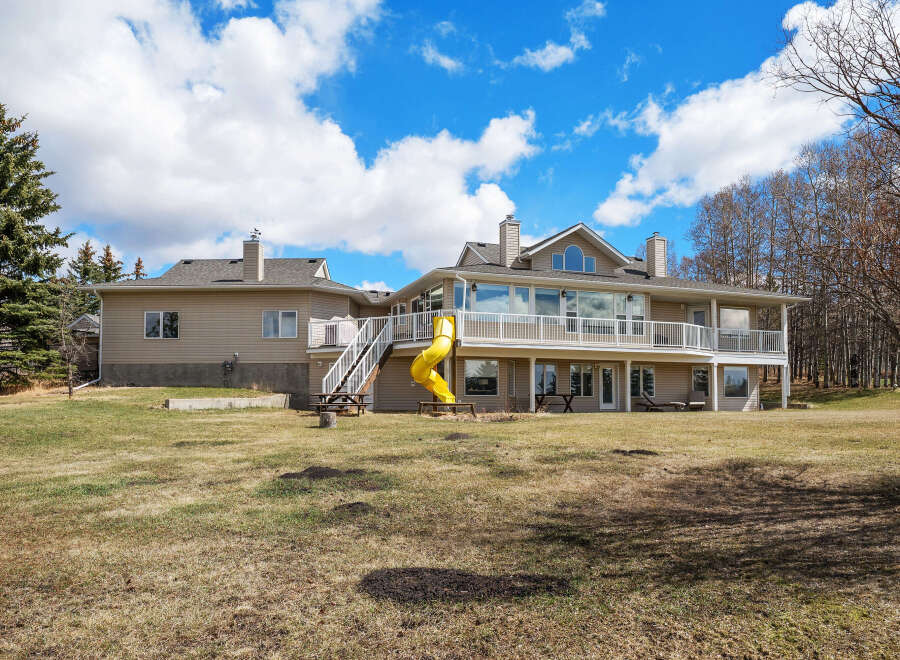 This stunning property boasts a spacious layout with a beautiful exterior.