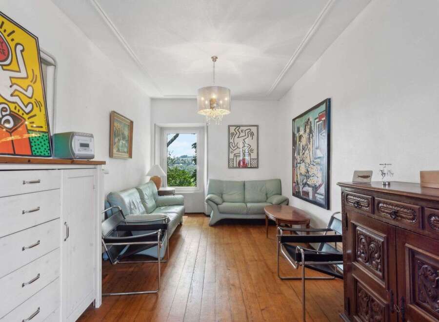 Discover this charming property featuring a bright and airy living room, perfect for relaxation and entertaining.