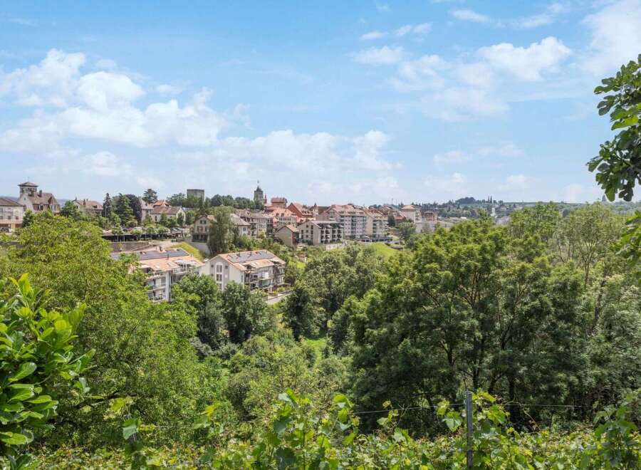 Discover the charm of this stunning property nestled in a picturesque setting.