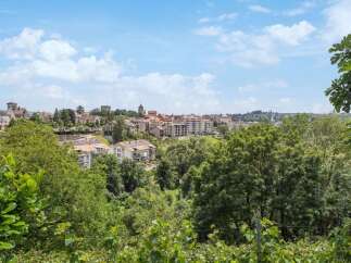 Discover the charm of this stunning property nestled in a picturesque setting.
