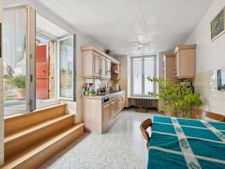 This charming kitchen features a bright and airy design, perfect for culinary enthusiasts.