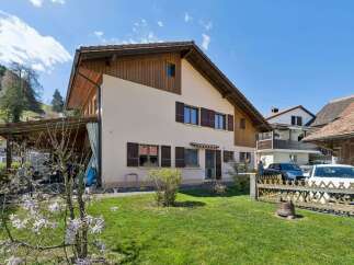 Discover this charming property featuring a classic design and a welcoming atmosphere.
