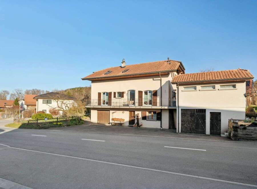 Discover this charming property featuring a classic design and a welcoming atmosphere.