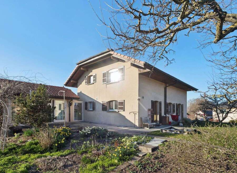 Discover this charming property featuring a classic design and a welcoming atmosphere.